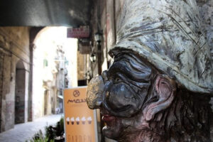 Un Pulcinella in bronzo nel cuore di Napoli: la statua portafortuna