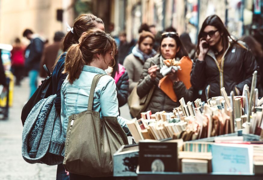 Napoli istituisce il 'Libro Sospeso': libri gratuiti per chi non può  acquistarli